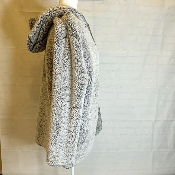 Pink Victoria’s Secret Gray Pocketed Open Fuzzy Coat - Picture 7 of 8